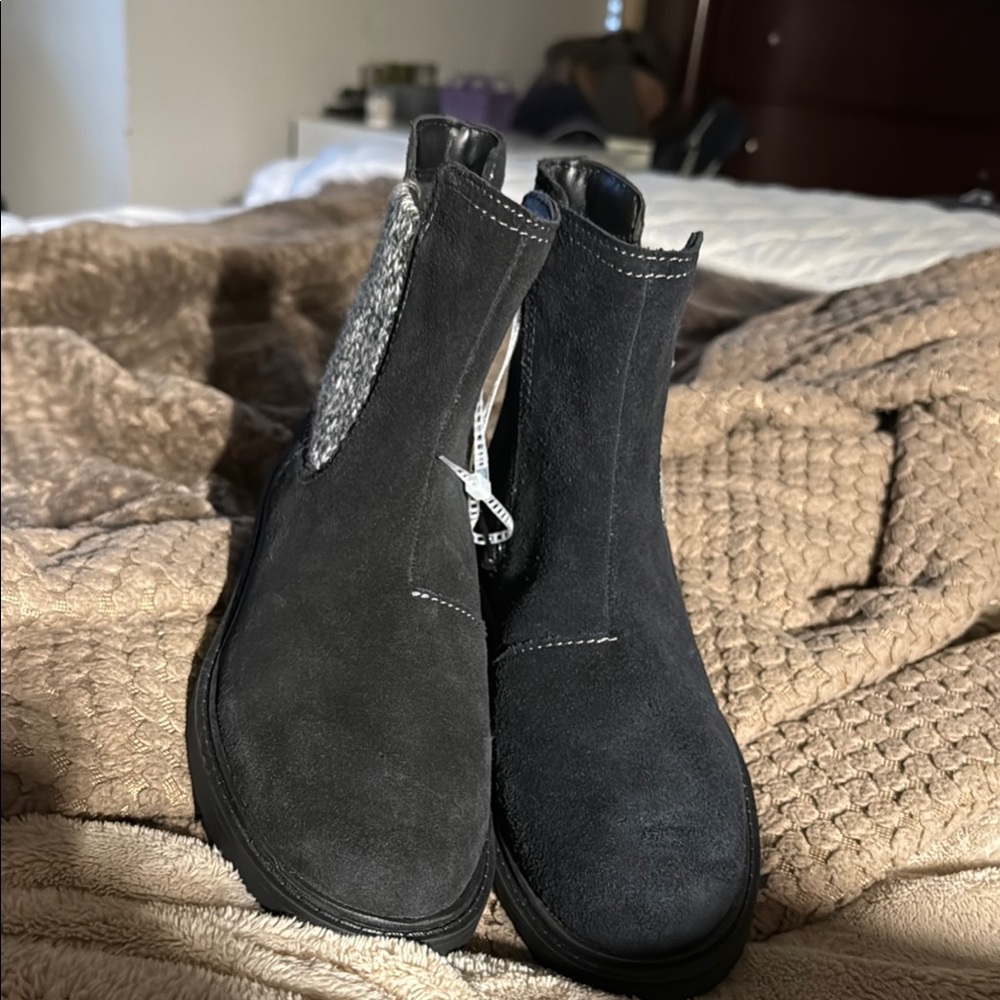 Clarks Women's Black Suede Ankle Boots